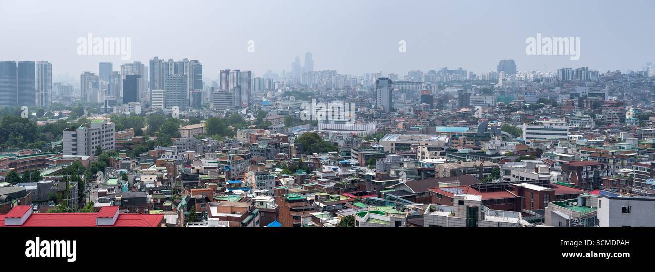 Panoramablick auf die Innenstadt von Seoul, Hauptstadt von Südkorea am 17. Juni 2022 Stockfoto