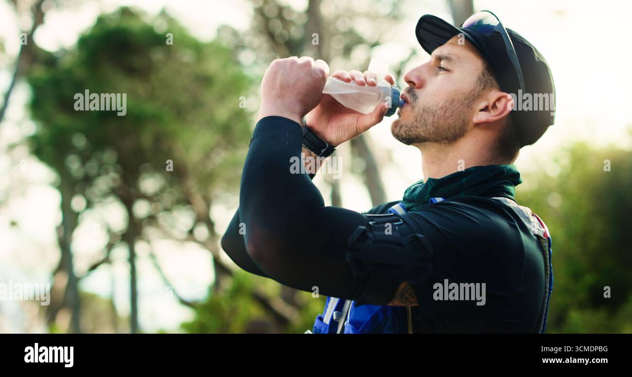 Durst, Sportler oder Mann in der Natur mit Wasser, aktiv oder Fitness im Wellness für Outdoor-Übungen. Training, Cardio und gesunde Person mit Flasche Stockfoto