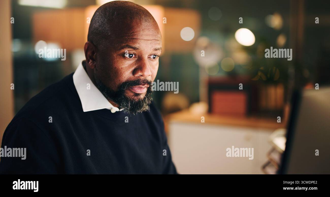 Nacht-, Geschäfts- und Schwarzmann im Büro mit Desktop, Bokeh und Bewertung der Unternehmensmetrik. Analyst für Produktivität, Unternehmen und Betrieb am Arbeitsplatz Stockfoto