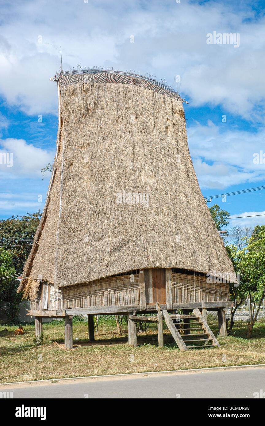 Die Dächer von Bahnar rong sind steil gekippt Stockfoto