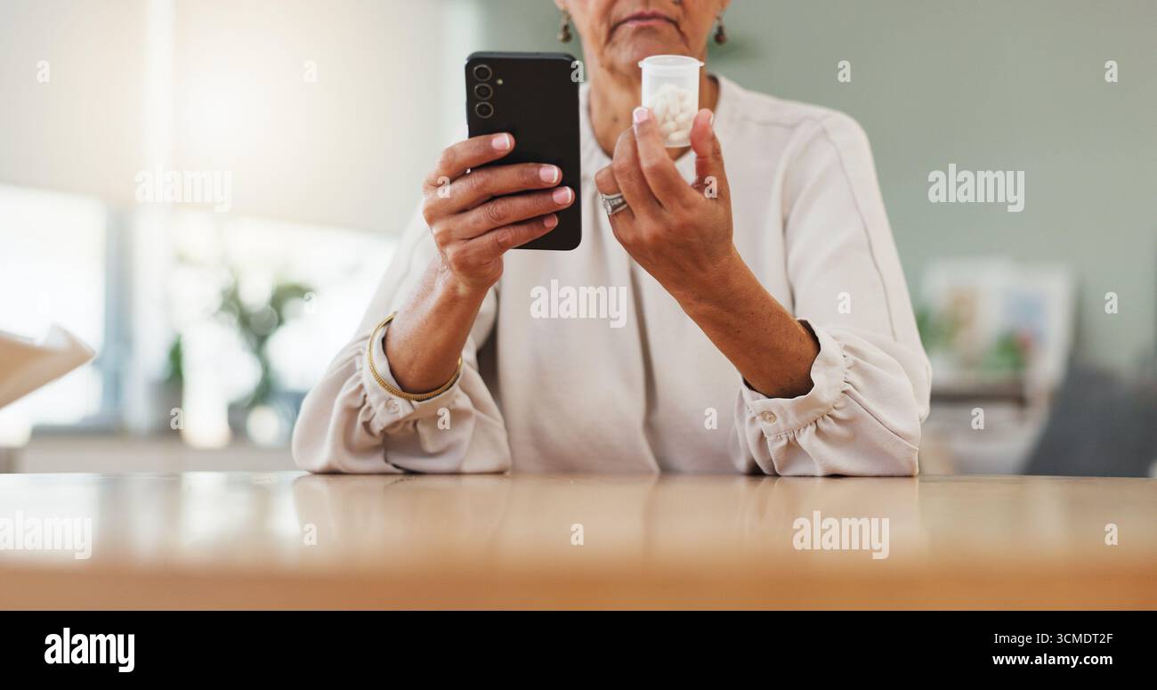 Hände, Frau oder suchen Sie Pillen mit Telefon zu Hause nach Rezepten, Nebenwirkungen oder Medikamentenvorteilen. Person, mobile App oder Tablet-Etikett lesen in Stockfoto