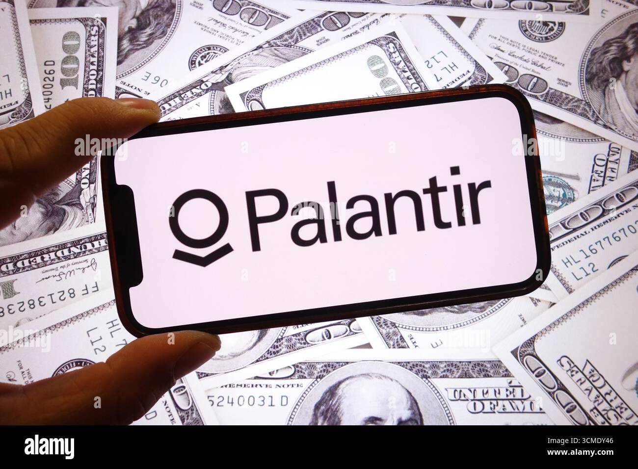 Polen. September 2025. In dieser Abbildung wird das Firmenlogo von Palantir auf einem Smartphone-Bildschirm angezeigt. (Foto: Piotr SWAT/SOPA Images/SIPA USA) *** ausschließlich für redaktionelle Nachrichten *** Credit: SIPA USA/Alamy Live News Stockfoto