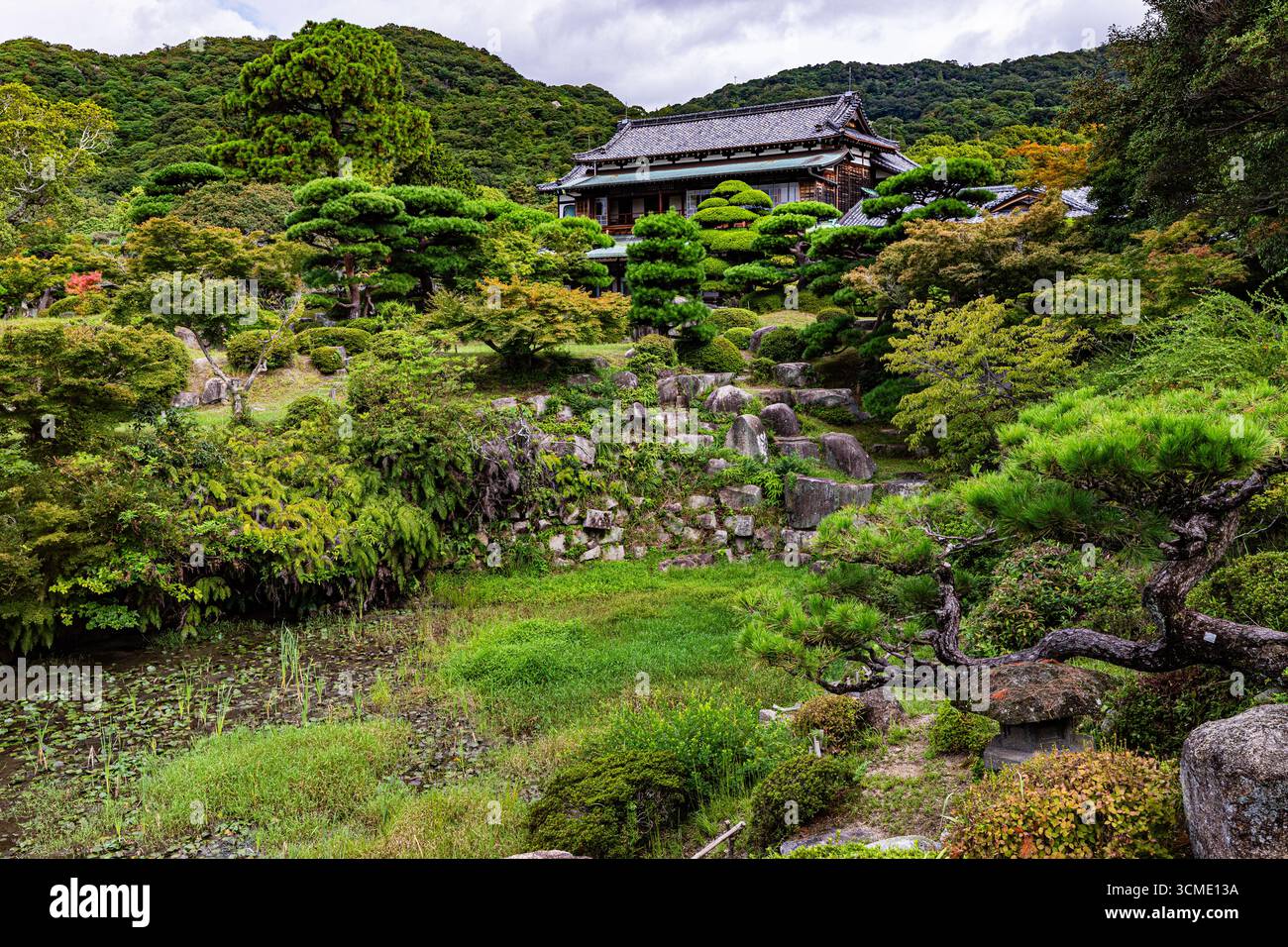 Mori Estate Garden: Südlich des zweistöckigen Shoin-Studiums des Hauptwohnsitzes befindet sich ein großer Teichgarten. Seine Fläche beträgt etwa 5 Stockfoto