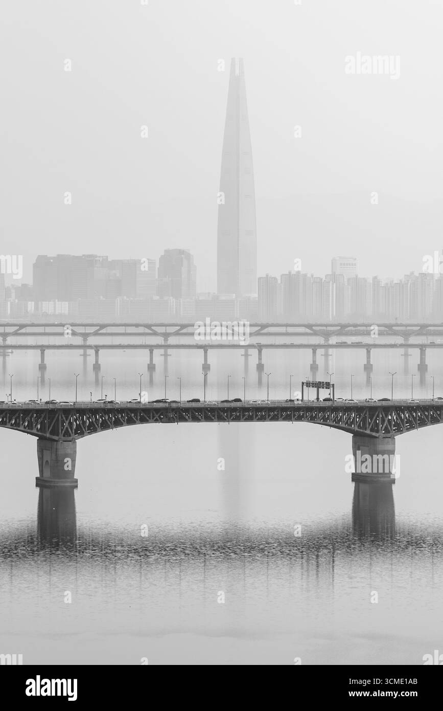 Smogverschmutzung und gelber Staub bedeckten das Stadtbild von Seoul, der Hauptstadt Südkoreas am 11. Februar 2023 Stockfoto