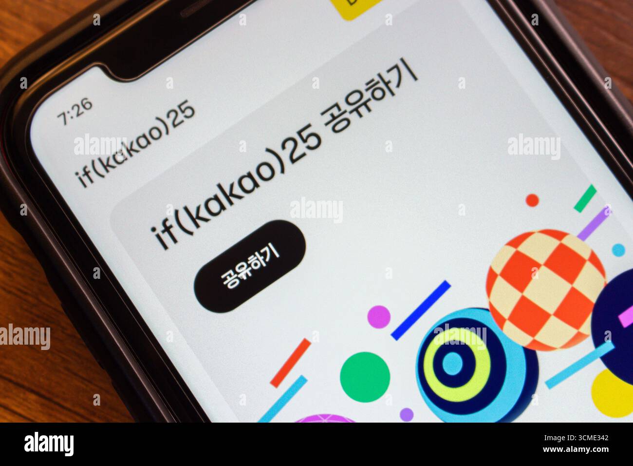 Mexiko-Stadt, MEXIKO - 15. September 2025 : Smartphone-Bildschirm zeigt an, ob Kakao 2025 Event Share Interface mit farbenfrohen geometrischen Designs. Übersetzung : Teilen Stockfoto