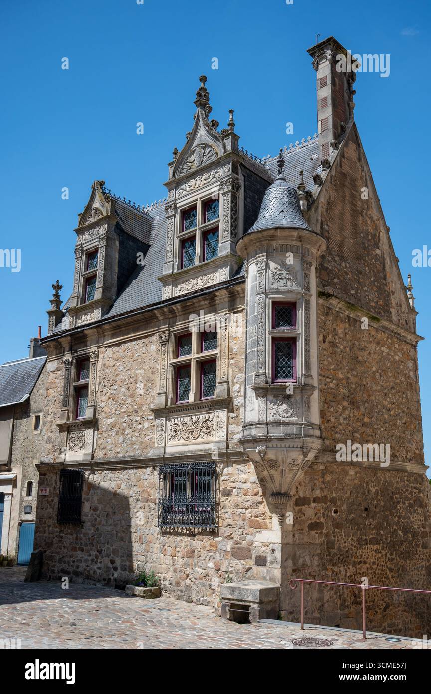 Außenansicht eines Hauses aus Stein im Renaissance-Stil in Le Mans, Frankreich, mit detailliertem Mauerwerk, traditionellen Fenstern und historischem Charme. Stockfoto