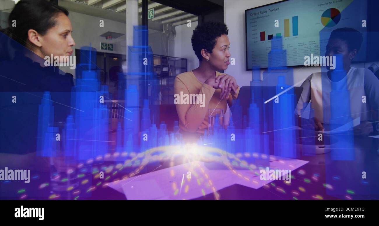 Zusammenarbeit mit drei Führungskräften, die ein holografisches Stadtmodell im Besprechungsraum mit Verkaufskarten untersuchen Stockfoto