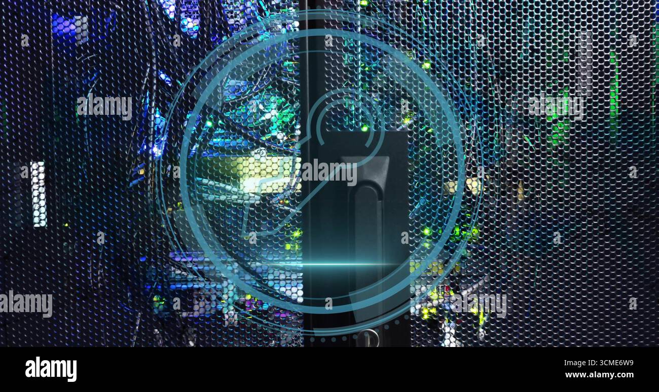 Zeigt das Aktualisierungssymbol, das das Server-Rack hinter der sechseckigen Mesh-Tür im Rechenzentrum mit LED-beleuchteten Kabeln überlagert Stockfoto