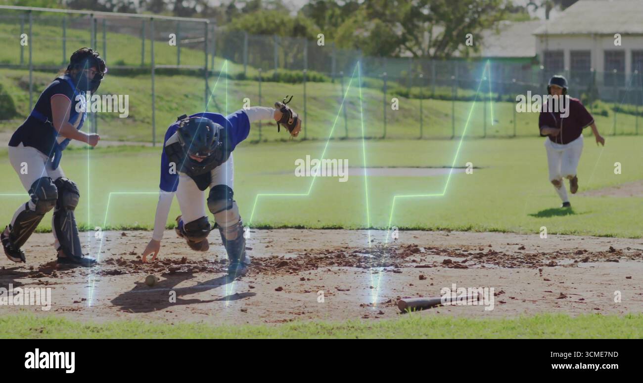 Feldfänger mit blauem Gear, der sich im Softballfeld in Richtung Startplatte ausbreitet, mit Fledermaus-Wellenform überlagert Stockfoto