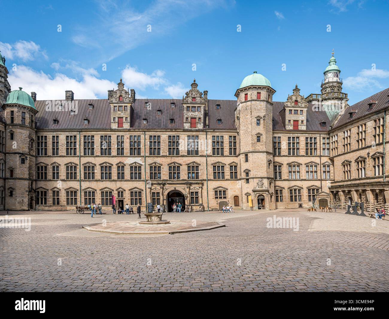 Hamlet Castle in Elsinore mit Touristen im Innenhof, Dänemark, August 2025 Stockfoto