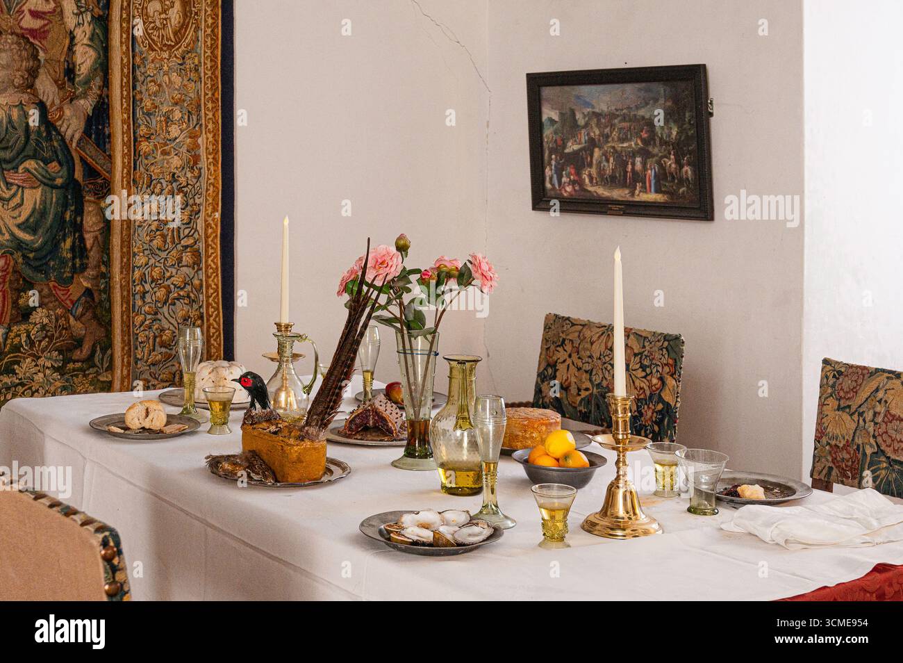 Elegante Tischdekoration im Stil des 16. Jahrhunderts mit historischen Details, Blumen und rustikalem Charme – eine Reise zurück in die Renaissance. Dänemark, August 202 Stockfoto