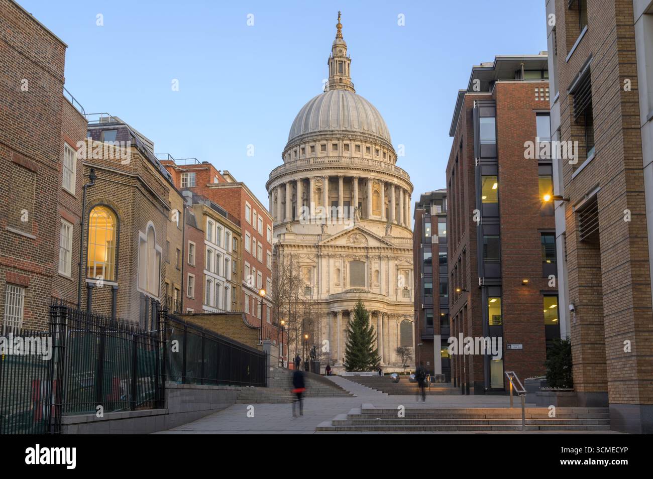 Die St. Paul's Cathedral steht majestätisch, wenn die Dämmerung verblasst, eingerahmt von zeitgenössischen Gebäuden. Stockfoto