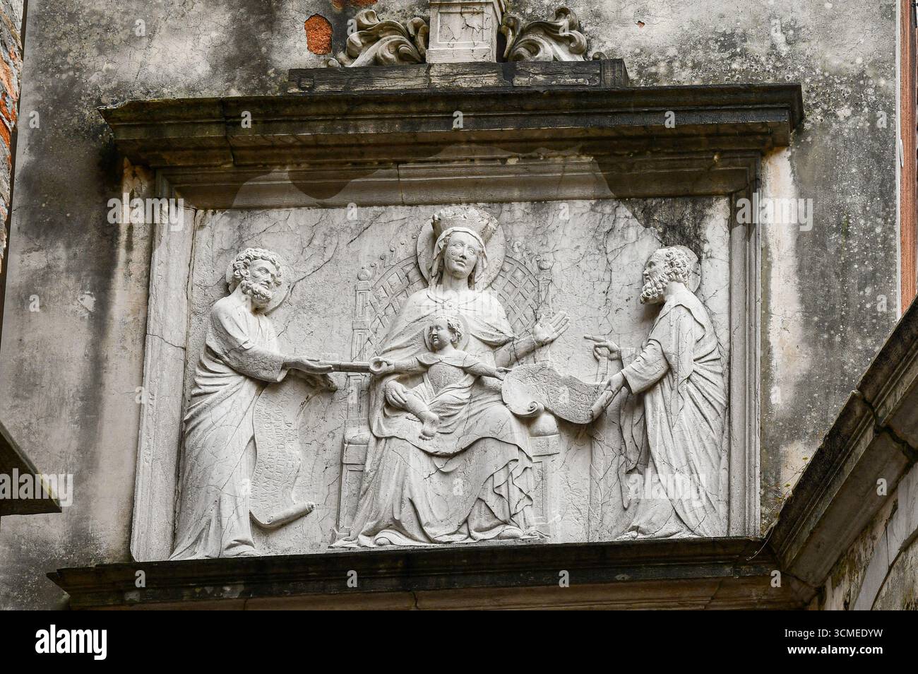 BAS-Relief, das Madonna und Kind zeigt, wie sie die Schlüssel zum Heiligen Peter übergeben (links), und eine Schriftrolle zum Heiligen Paulus (14. Jh.), Bezirk Castello, Venedig, Italien Stockfoto