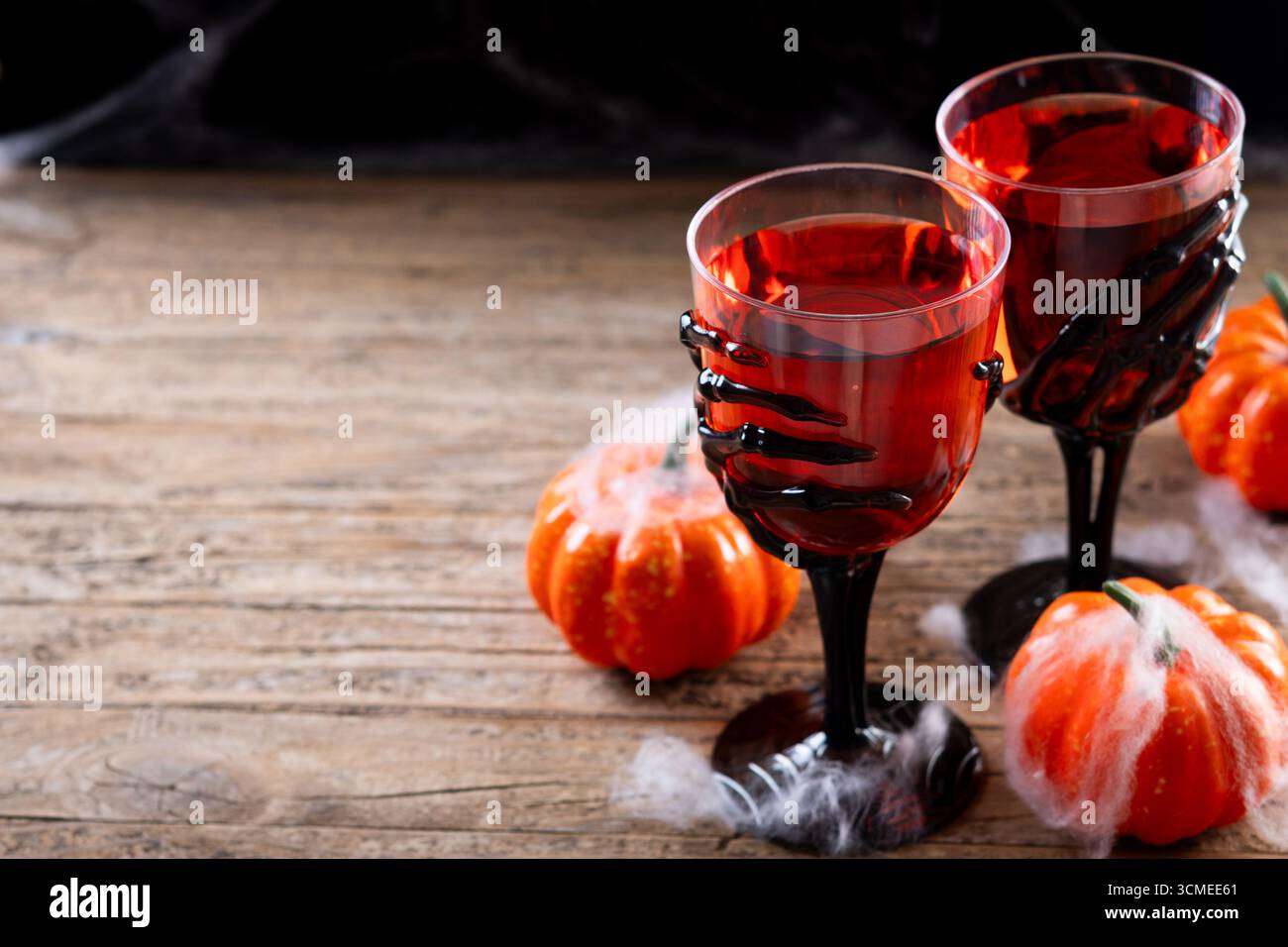 Nahaufnahme eines Halloween-Thementränks, serviert in gruseligen Skelett-Handgläsern Stockfoto