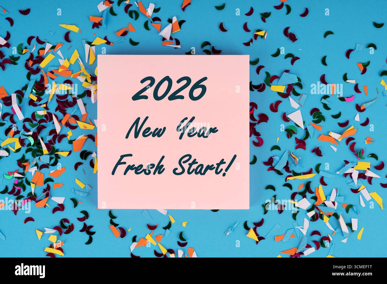 Konfetti und Haftnotiz mit Text 2026 Neujahr Neubeginn Neujahr Konzept Stockfoto