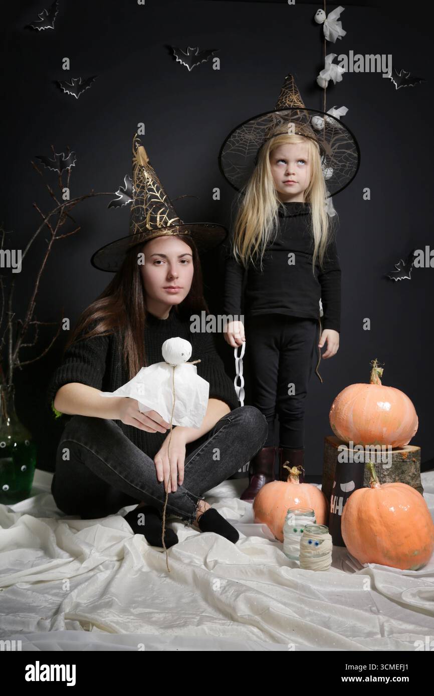 Zwei Mädchen lustige Studio-Halloween-Fotoshooting Stockfoto
