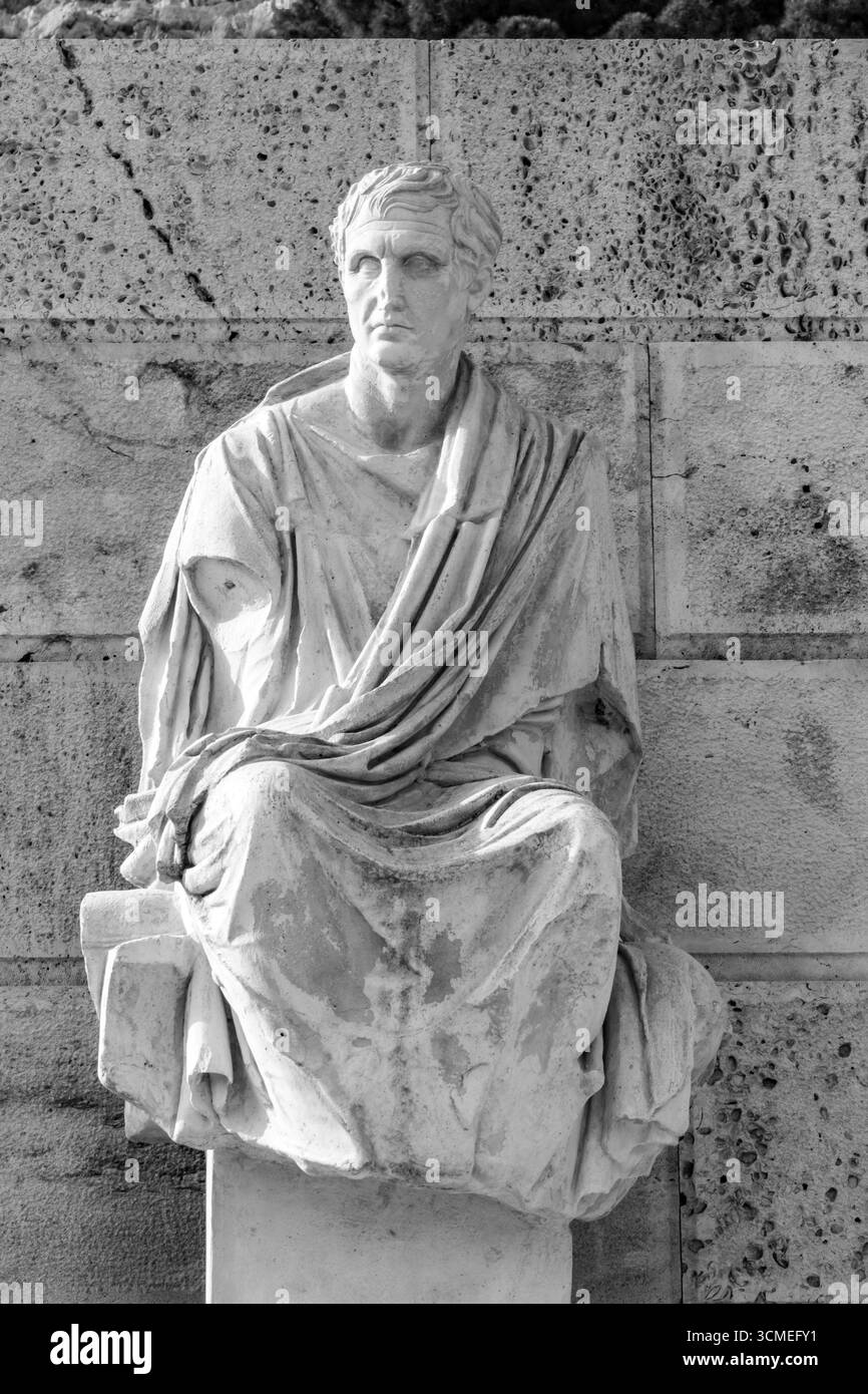 Monochrome Ansicht der Statue des antiken griechischen Dramatikers Menander am Südhang der Akropolis in Athen, Griechenland. Mai 2025 Stockfoto