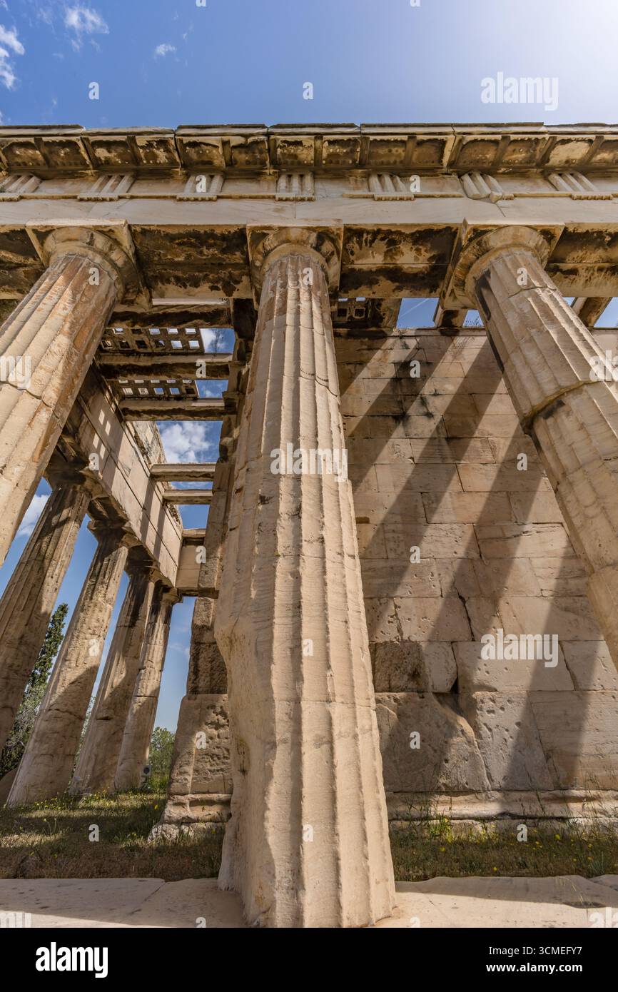 Schräger Winkel des Tempels des Hephaistos mit dorischer Kolonnade und Dachkonstruktion in der antiken Agora von Athen, Griechenland. Mai 2025 Stockfoto