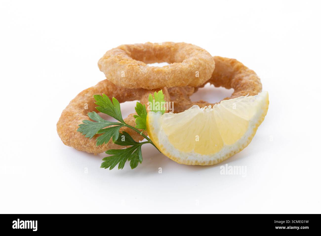 Knusprige gebratene Tintenfischringe isoliert auf weißem Hintergrund Stockfoto