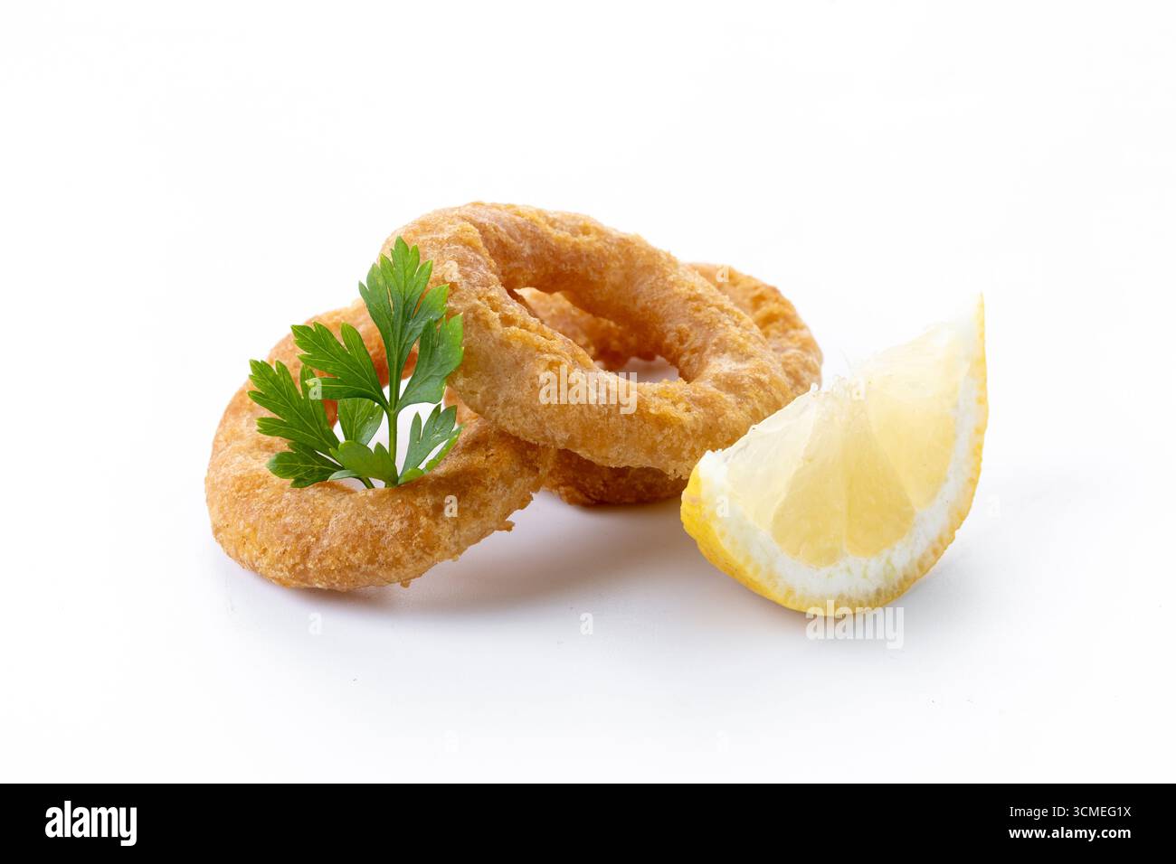 Knusprige gebratene Tintenfischringe isoliert auf weißem Hintergrund Stockfoto