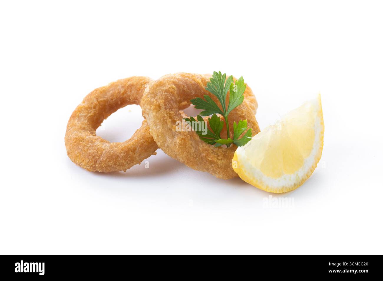 Knusprige gebratene Tintenfischringe isoliert auf weißem Hintergrund Stockfoto