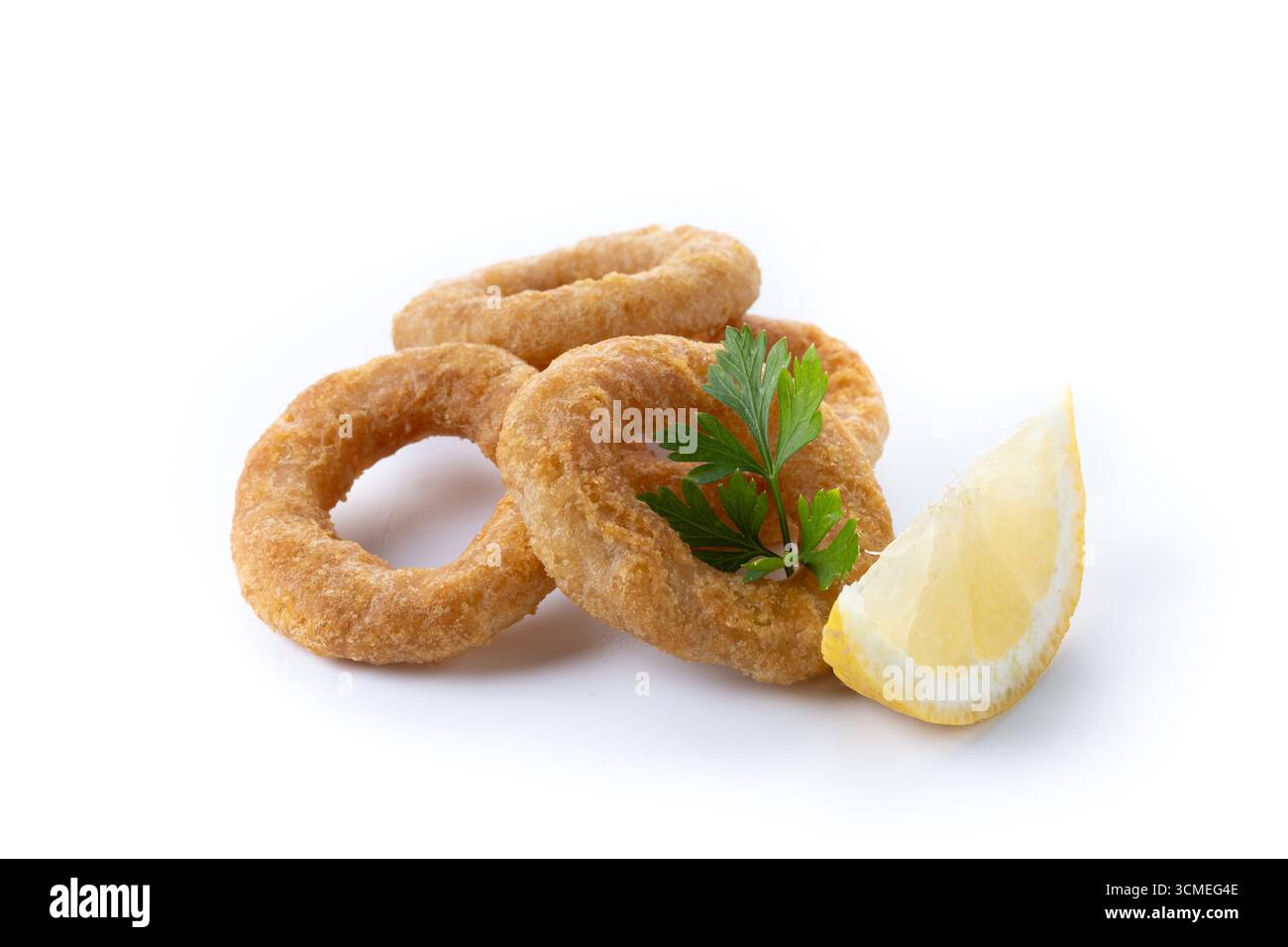 Knusprige gebratene Tintenfischringe isoliert auf weißem Hintergrund Stockfoto
