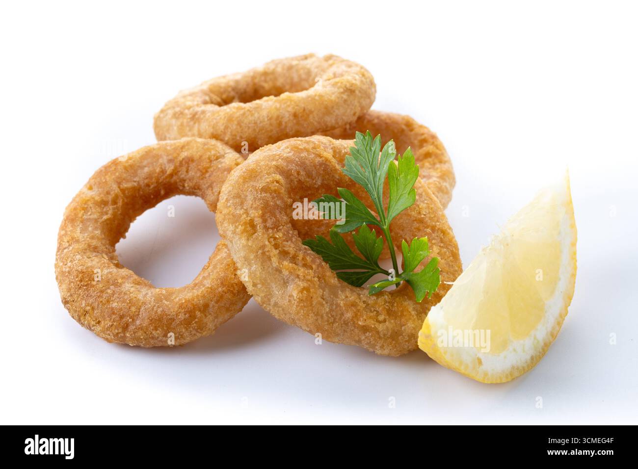 Knusprige gebratene Tintenfischringe isoliert auf weißem Hintergrund Stockfoto