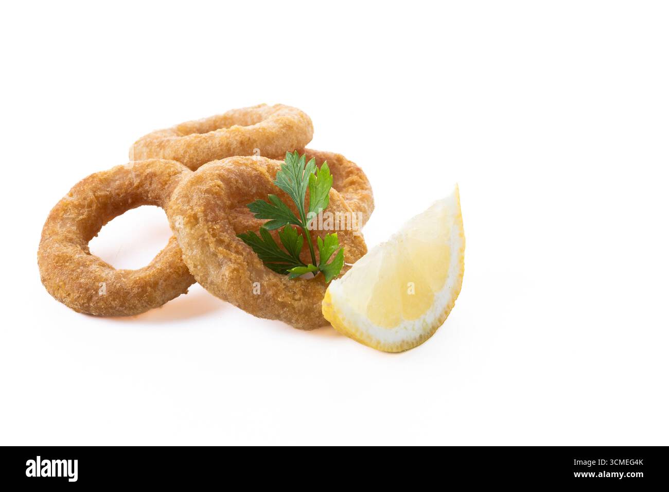Knusprige gebratene Tintenfischringe isoliert auf weißem Hintergrund Stockfoto