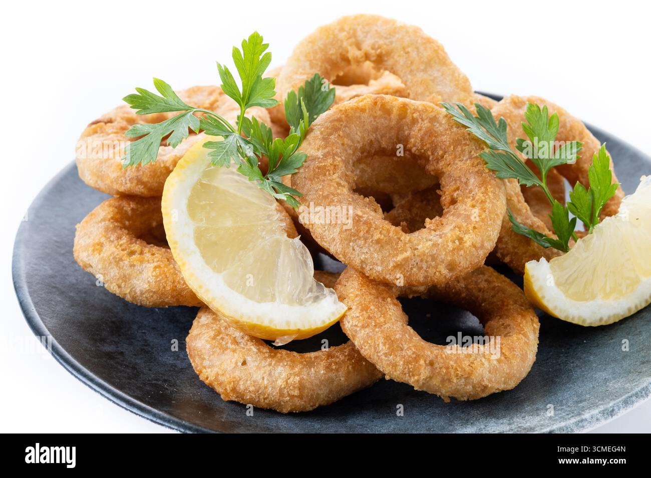 Knusprige gebratene Tintenfischringe isoliert auf weißem Hintergrund Stockfoto