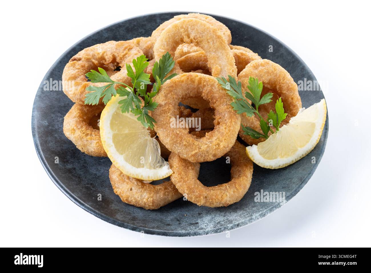 Knusprige gebratene Tintenfischringe isoliert auf weißem Hintergrund Stockfoto