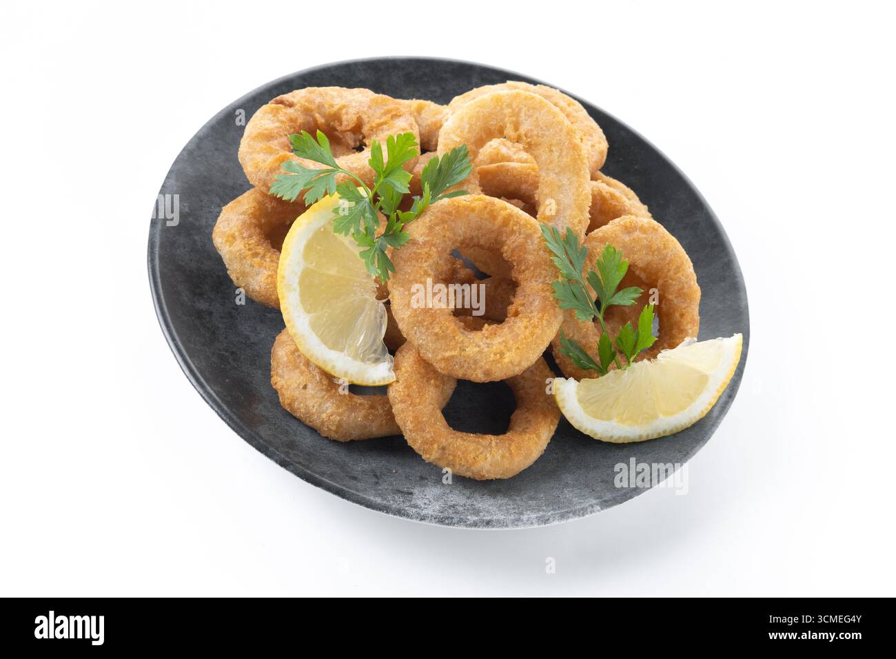 Knusprige gebratene Tintenfischringe isoliert auf weißem Hintergrund Stockfoto