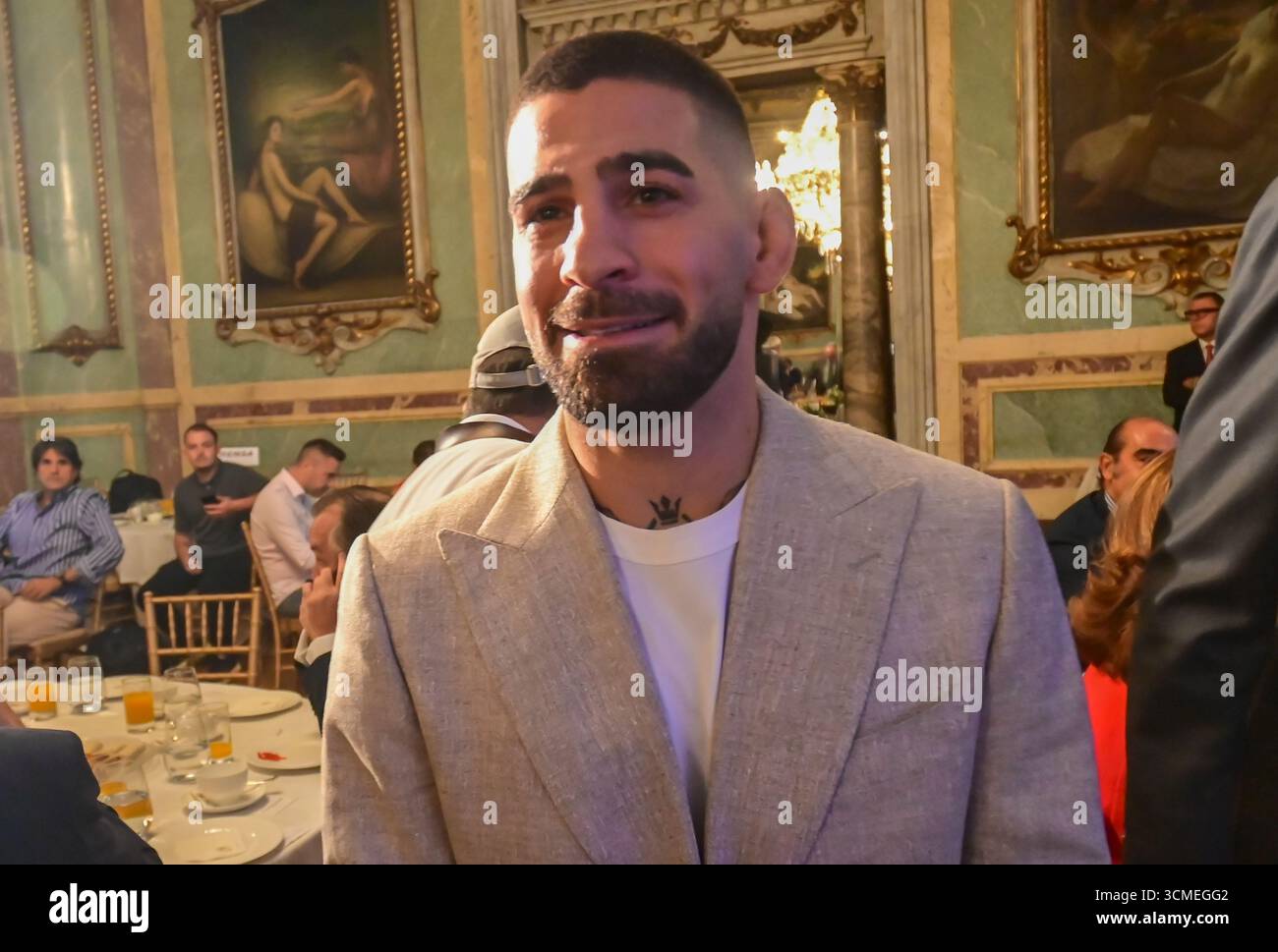 Madrid, Madrid, SPANIEN. September 2025. Frühstücksbriefing des New Economy Forum mit Ilia Topuria, zweifacher UFC-Weltmeister, WOWfc-Aktionär und Vorstandsmitglied, zusammen mit Arturo Guillén, WOWfc Mitgründer und Präsident (Credit Image: © Richard Zubelzu/ZUMA Press Wire) NUR ZUR REDAKTIONELLEN VERWENDUNG! Nicht für kommerzielle ZWECKE! Quelle: ZUMA Press, Inc./Alamy Live News Stockfoto