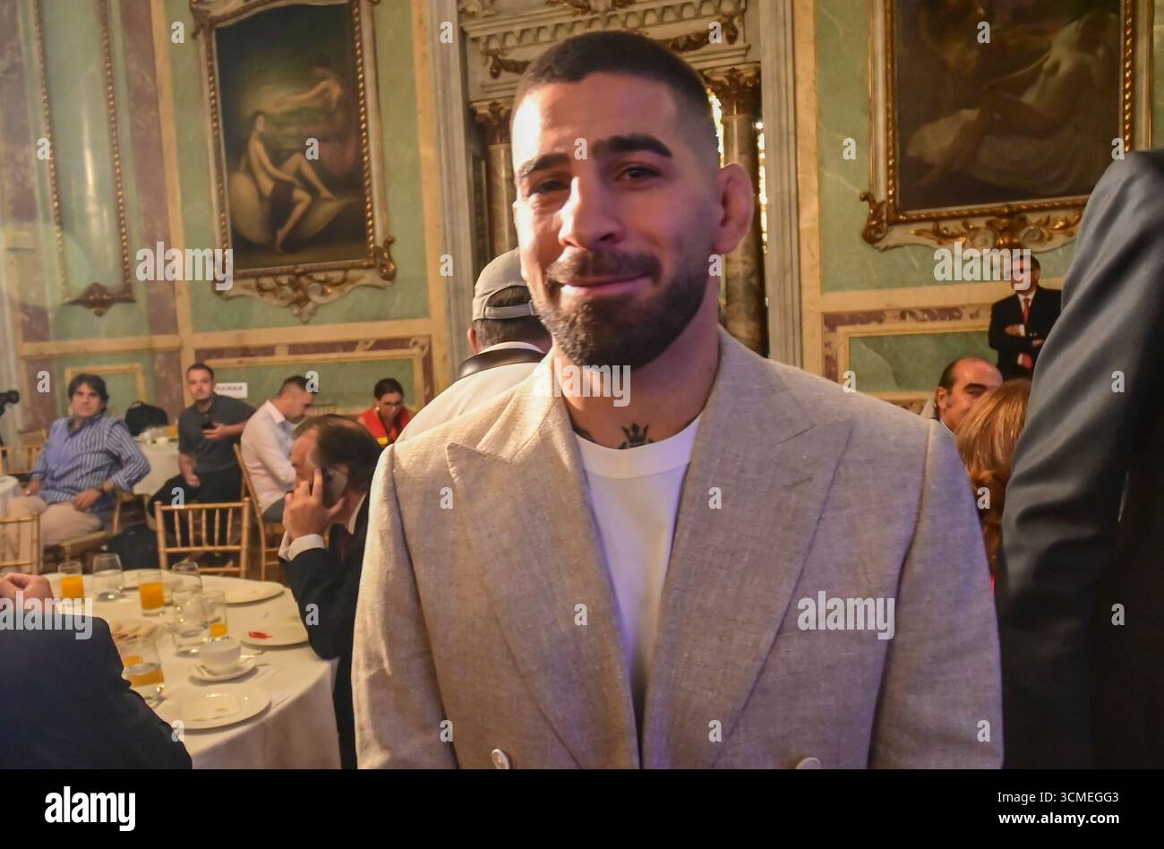 Madrid, Madrid, SPANIEN. September 2025. Frühstücksbriefing des New Economy Forum mit Ilia Topuria, zweifacher UFC-Weltmeister, WOWfc-Aktionär und Vorstandsmitglied, zusammen mit Arturo Guillén, WOWfc Mitgründer und Präsident (Credit Image: © Richard Zubelzu/ZUMA Press Wire) NUR ZUR REDAKTIONELLEN VERWENDUNG! Nicht für kommerzielle ZWECKE! Quelle: ZUMA Press, Inc./Alamy Live News Stockfoto