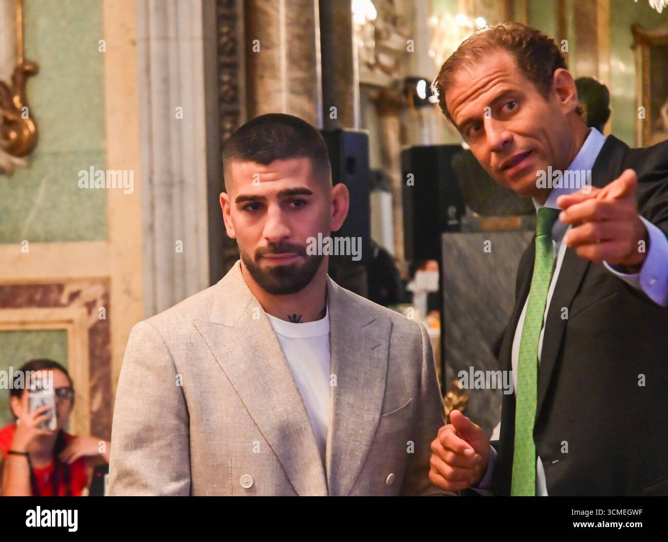 Madrid, Madrid, SPANIEN. September 2025. Frühstücksbriefing des New Economy Forum mit Ilia Topuria, zweifacher UFC-Weltmeister, WOWfc-Aktionär und Vorstandsmitglied, zusammen mit Arturo Guillén, WOWfc Mitgründer und Präsident (Credit Image: © Richard Zubelzu/ZUMA Press Wire) NUR ZUR REDAKTIONELLEN VERWENDUNG! Nicht für kommerzielle ZWECKE! Stockfoto