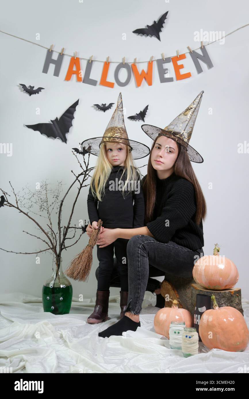 Zwei Mädchen lustige Studio-Halloween-Fotoshooting Stockfoto