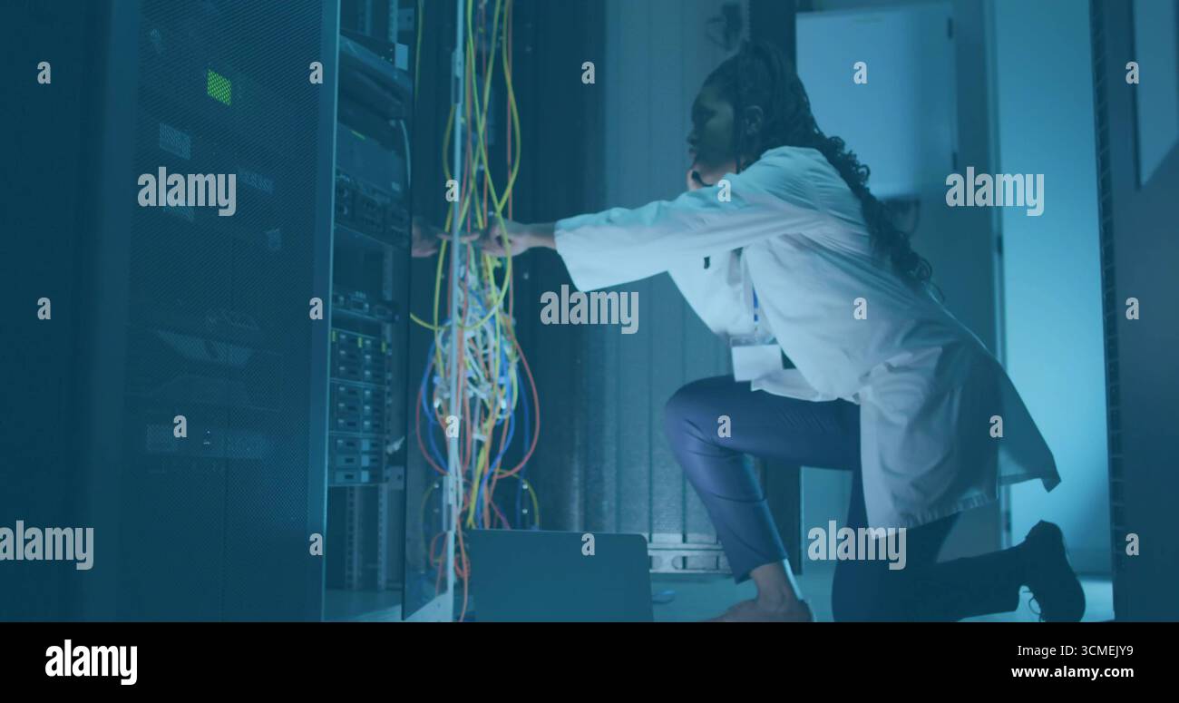 Anschließen von Kabeln Netzwerktechnik über Headset im Serverraum mit Werkzeugkasten, Kopierraum Stockfoto