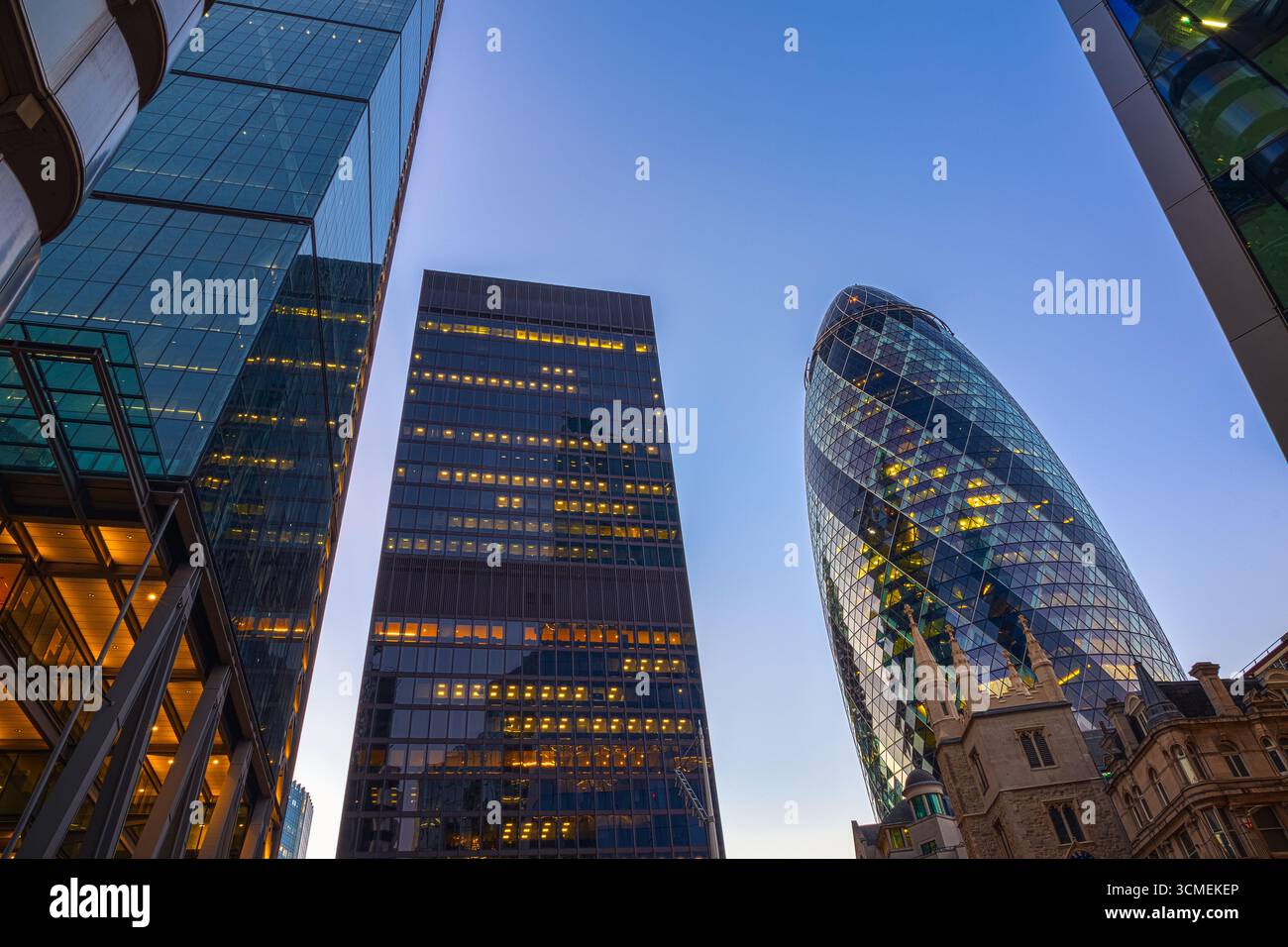 Ein Blick auf die modernen Londoner Wolkenkratzer in der Abenddämmerung mit den Hochhäusern Gherkin und St Helen's Stockfoto