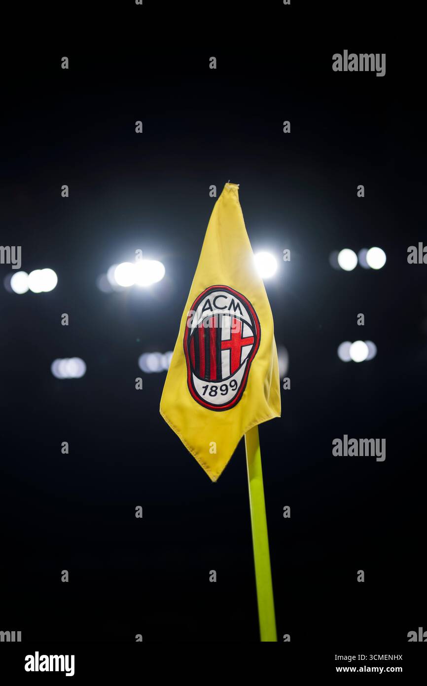 Eine Eckfahne mit dem Logo des AC Milan ist vor dem Fußballspiel der Serie A zwischen dem AC Milan und Bologna FC zu sehen. Stockfoto