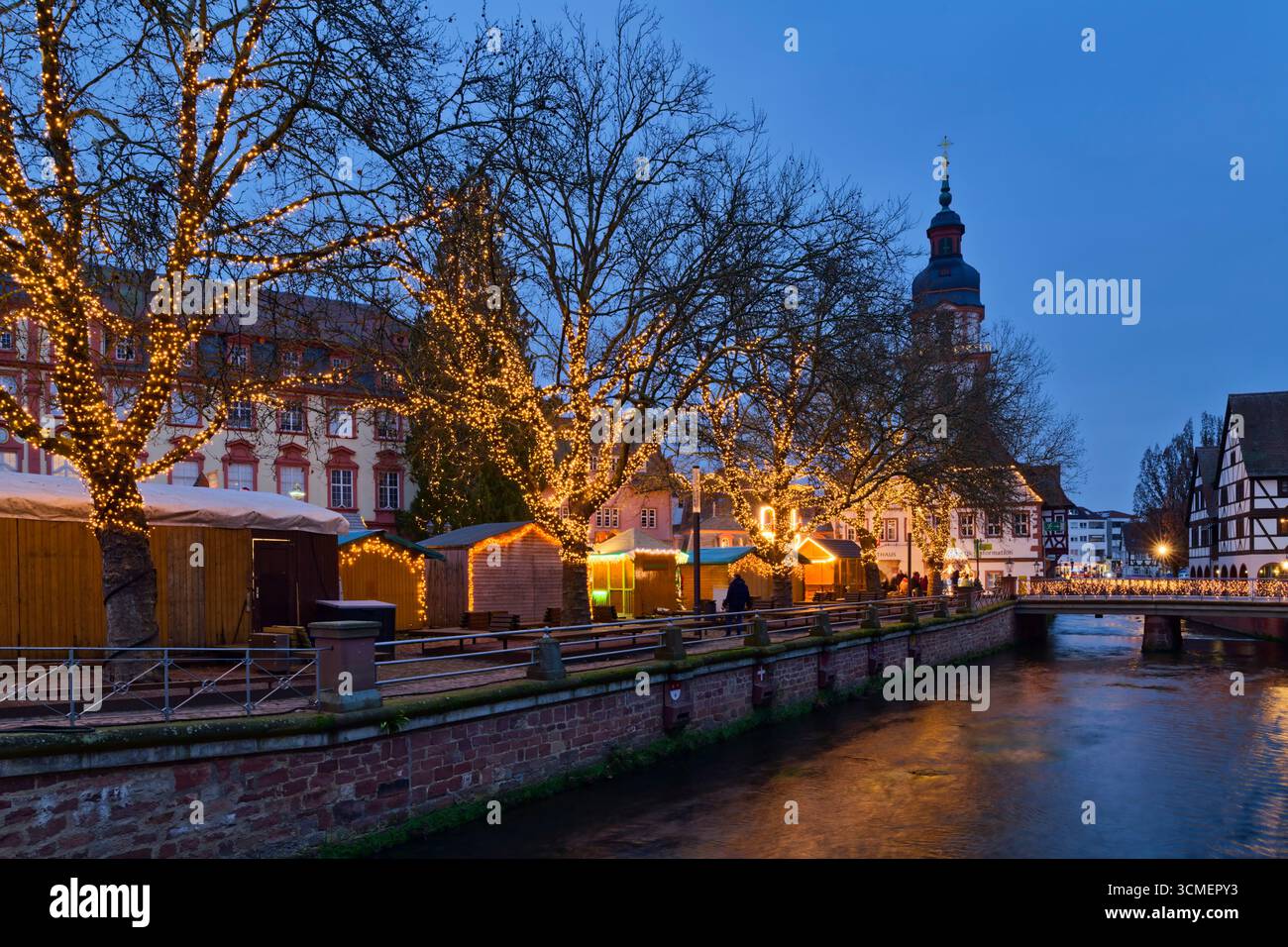 Weihnachtsmarkt auf dem Marktplatz in Erbach, mit der Mümling im Vordergrund, Odenwald, Hessen, Deutschland Stockfoto