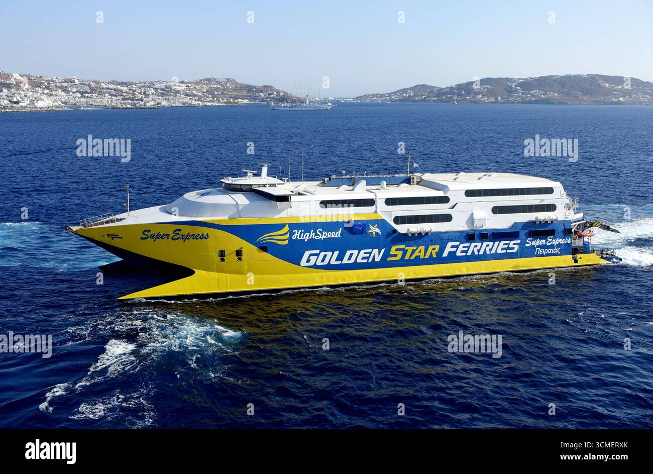 HSC Superexpress ein Hochgeschwindigkeits-Katamaran, der in den Hafen von Mykonos, Griechenland, EU, fährt. Stockfoto