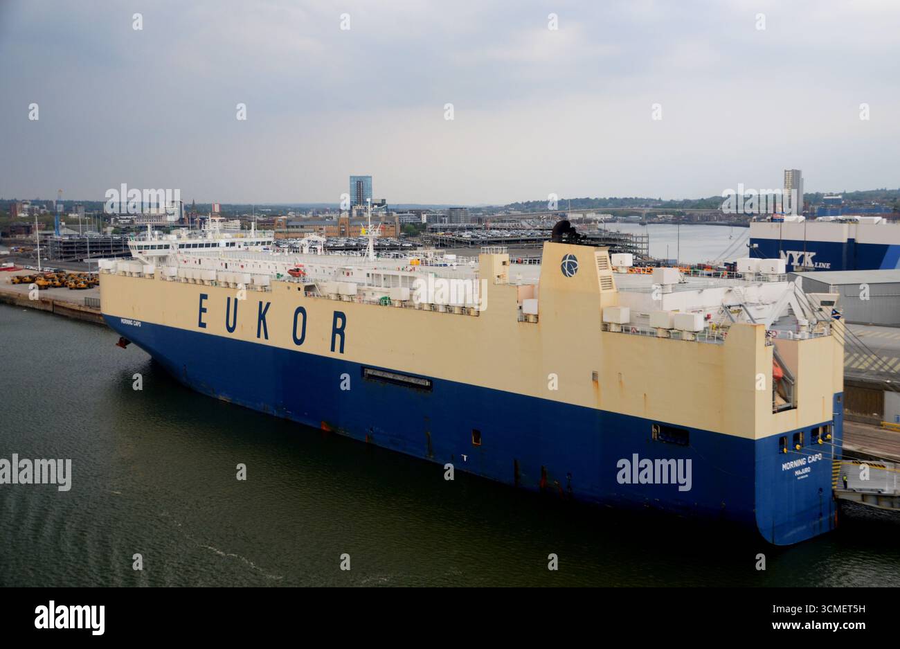 „Morning Cargo“ ein von EUKOR betriebenes Roll-on/Roll-off-Schiff (RoRo), das am Kai in den Docks in Southampton, England, Großbritannien, vertäut ist. Stockfoto