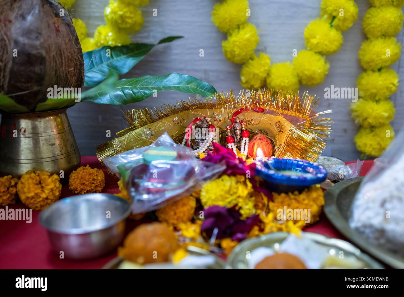 heiliges Idol des Herrn ganesha und der Göttin lakshmi mit Opfergaben auf diwali-Feier im Tempel Stockfoto