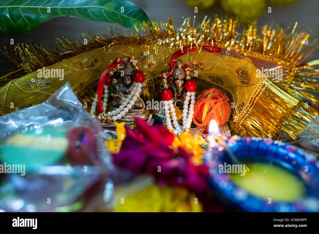 heiliges Idol des Herrn ganesha und der Göttin lakshmi mit Opfergaben auf diwali-Feier im Tempel Stockfoto