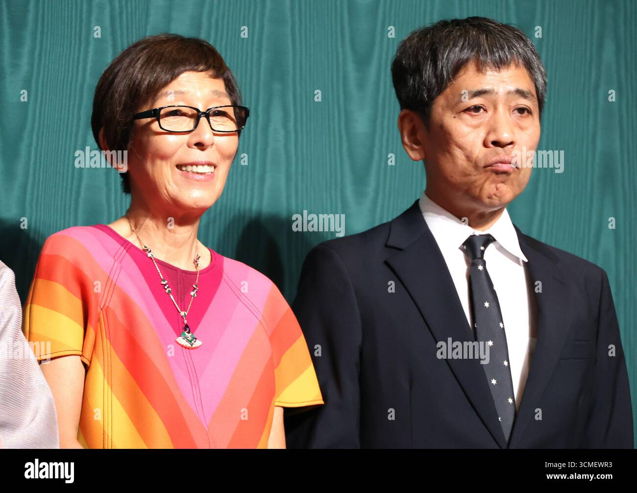 Tokio, Japan. September 2025. Die japanischen Architekten Kazuyo Sejima (L) und Ryue Nishizawa (R) posieren für Fotos, als sie die Ausstellung der Kultursammlung des italienischen Hochjuwelers Bvlgari Kaleidos: Colors, Cultures and Crafts (Bvlgari Kaleidos: Colors, Cultures and Crafts) in einer Pressevorschau im National Art Center in Tokio am Dienstag, 16. September 2025 entwarfen. Bvlgari zeigt vom 17. September bis 15. Dezember 350 Meisterwerke. (Foto: Yoshio Tsunoda/AFLO) Stockfoto