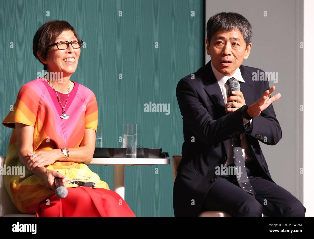 Tokio, Japan. September 2025. Die japanischen Architekten Kazuyo Sejima (L) und Ryue Nishizawa (R) sprechen bei der Gestaltung der Ausstellung des italienischen Hochjuwelers Bvlgari mit der Kultursammlung „Bvlgari Kaleidos: Colors, Cultures and Crafts“ am Dienstag, den 16. September 2025, im National Art Center in Tokio. Bvlgari zeigt vom 17. September bis 15. Dezember 350 Meisterwerke. (Foto: Yoshio Tsunoda/AFLO) Stockfoto