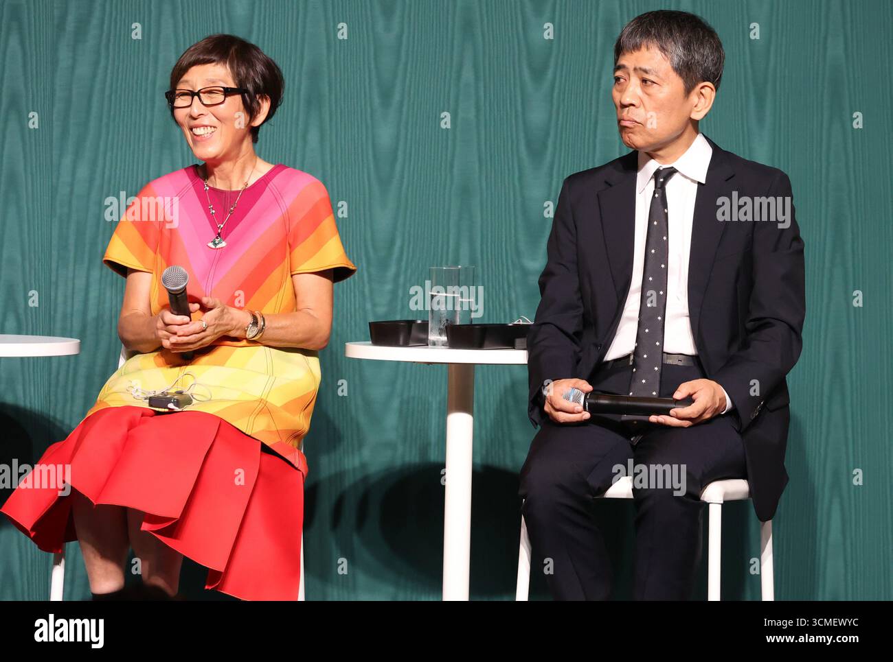 Tokio, Japan. September 2025. Die japanischen Architekten Kazuyo Sejima (L) und Ryue Nishizawa (R) sprechen bei der Gestaltung der Ausstellung des italienischen Hochjuwelers Bvlgari mit der Kultursammlung „Bvlgari Kaleidos: Colors, Cultures and Crafts“ am Dienstag, den 16. September 2025, im National Art Center in Tokio. Bvlgari zeigt vom 17. September bis 15. Dezember 350 Meisterwerke. (Foto: Yoshio Tsunoda/AFLO) Stockfoto