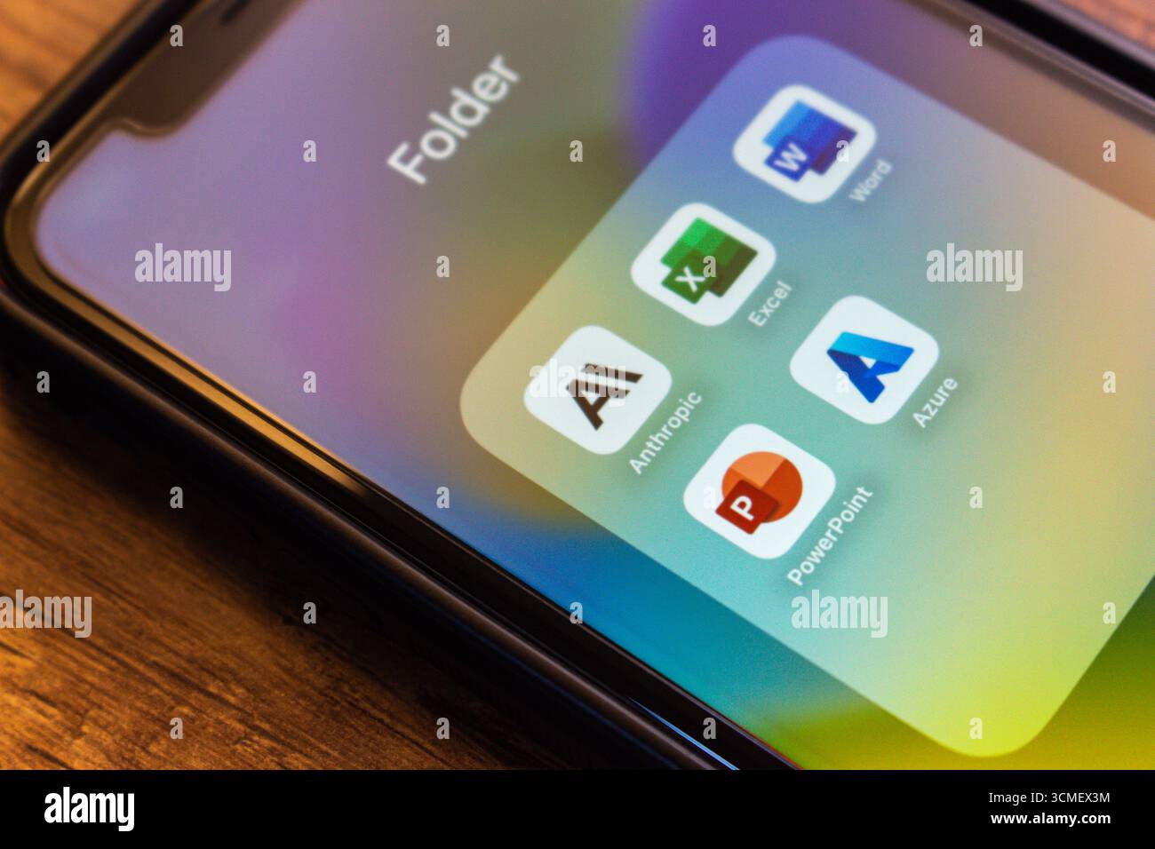 Mexiko-Stadt, MEXIKO - 15. September 2025 : Nahaufnahme eines Smartphone-Bildschirms mit einem Ordner mit Anthropic-, Excel-, Word-, PowerPoint- und Azure-Apps. Stockfoto