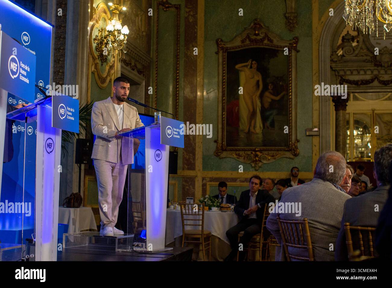 Ilia Topuria, aktuelle UFC Leichtgewichtweltmeisterin, spricht während eines Frühstücksbriefings im New Economy Forum im Real Casino vor dem Publikum. Stockfoto