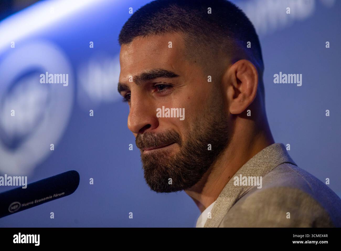 Ilia Topuria, aktuelle UFC Leichtgewichtweltmeisterin, spricht während eines Frühstücksbriefings im New Economy Forum im Real Casino vor dem Publikum. Stockfoto
