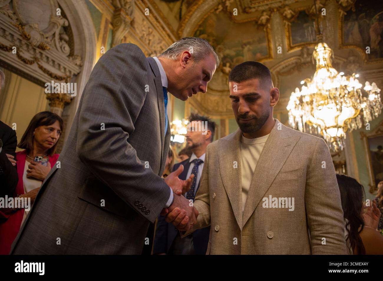 Javier Ortega Smith, Sprecher der rechtsextremen spanischen Partei Vox, begrüßt Iliua Topuria, aktuellen UFC Leichtgewichtweltmeister, während eines Frühstücks im New Economy Forum im Real Casino. Stockfoto